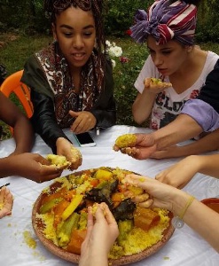 Attablés devant des plats bien garnis, la famille Assif a appris aux élèves à manger à la marocaine, avec les mains
