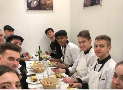 Après l'efford le réconford pour l'équipe de choc du lycée de l'Arouzza sur le stand de l'IRQUALIM Après l'efford le réconford pour l'équipe de choc du lycée de l'Arouzza sur le stand de l'IRQUALIM