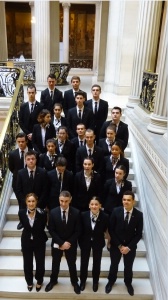 Les apprentis de l'École Hôtelière Médéric dans les escaliers de la Sorbonne