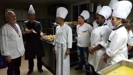 Avec Yves Thuriès et Catherine et Jean Louis Orengo, les élèves en cuisine, ont préparé une mise en bouche de foie gras au Ras El Hanout