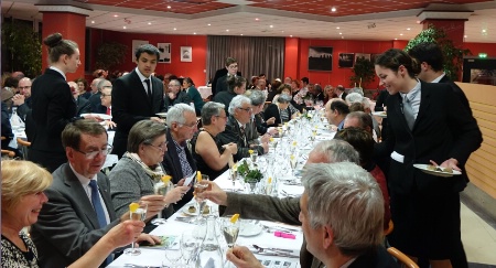 Service en rythme pour le crémant et les galippettes. Service en rythme pour le crémant et les galippettes.