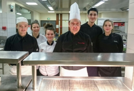 Lélèves de Terminale bac professionnel hôtellerie restauration encadrés par M. Mas en cuisine Lélèves de Terminale bac professionnel hôtellerie restauration encadrés par M. Mas en cuisine