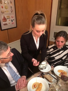 Une élève servant le Boudin de Homard Bleu « Tradition Taillevent » Une élève servant le Boudin de Homard Bleu « Tradition Taillevent »