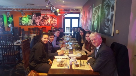 Les élèves d'Alexandre Dumas autour d'un copieux petit déjeuner Les élèves d'Alexandre Dumas autour d'un copieux petit déjeuner