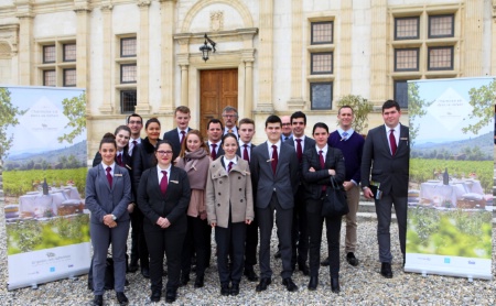 Sur le parvis du château de Grignan, les élèves sommeliers et leurs accompagnateurs. Sur le parvis du château de Grignan, les élèves sommeliers et leurs accompagnateurs.