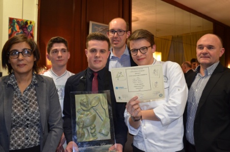 Les lauréats du lycée de Dardilly, accompagnés de leur professeur de cuisine, Sébastien Blandon (arrière-plan). Les lauréats du lycée de Dardilly, accompagnés de leur professeur de cuisine, Sébastien Blandon (arrière-plan).