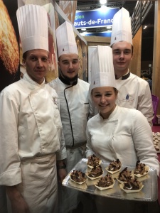 Les ambassadeurs du lycée Jessé de Forest présentent les Merveilleux framboise Ganache chocolat au lait Les ambassadeurs du lycée Jessé de Forest présentent les Merveilleux framboise Ganache chocolat au lait