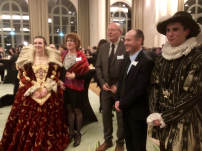 Les élèves ont accueilli les congressites en habits d'henri IV et de la reine Margot