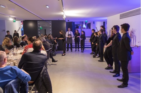 Les invités ont reçu à la fin de leur dîner un objet éditorial conçu par les étudiants rassemblant les recettes des plats servis