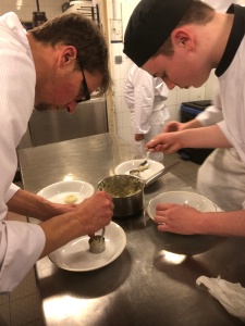 La brigade des cuisiniers à l'oeuvre sous la houlette d'Alain Solivarès La brigade des cuisiniers à l'oeuvre sous la houlette d'Alain Solivarès