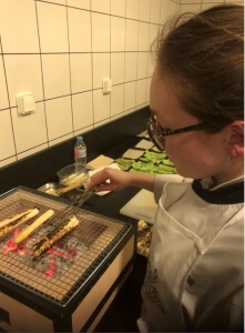 Sarah Descamps 2ème année BTS prépare des Asperge blanchie grillées au barbecue Japonais.