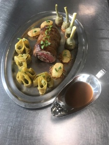 Epaule d'agneau farcie et confite dans le foin, artichauts Barifoule et abricots secs, raviole ricotta et blette, pomme soufflée.