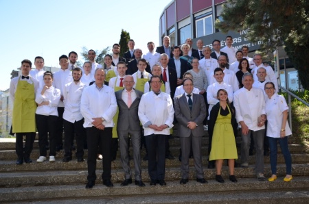 Une belle photo souvenir avec l'ensemble des participants (élèves, professeurs, membres du jury) avec au premier rang, de gauche à droite, le chef étoilé Patrick Henriroux, Bruno Treffel, président de l'ANPCR, Denis Badetz, président du jury, et Michaël Bouvier, directeur du restaurant La Pyramide. Une belle photo souvenir avec l'ensemble des participants (élèves, professeurs, membres du jury) avec au premier rang, de gauche à droite, le chef étoilé Patrick Henriroux, Bruno Treffel, président de l'ANPCR, Denis Badetz, président du jury, et Michaël Bouvier, directeur du restaurant La Pyramide.