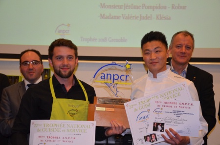 Au premier plan, Alexandre Gaveaux (à gauche) et Belguun Tsogtgerel remportent le trophée ANPCR 2018. au second plan, les parrains concours, Patrick Henriroux, chef étoilé de la Pyramide à Vienne (à droite) et son directeur de restaurant, Michaël Bouvier. Au premier plan, Alexandre Gaveaux (à gauche) et Belguun Tsogtgerel remportent le trophée ANPCR 2018. au second plan, les parrains concours, Patrick Henriroux, chef étoilé de la Pyramide à Vienne (à droite) et son directeur de restaurant, Michaël Bouvier.