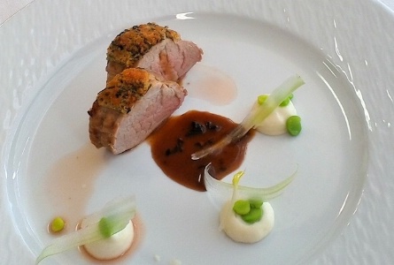 Le plat de Mélissa : Viennoise de mignon de porc, déclinaison de céleri et petit pois, jus de viande aux cornes d'abondance.
