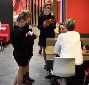 Prise de commande du petit déjeuner sous l'oeil vigilant des Gouvernantes et des professionnels qui jouent le rôle de client