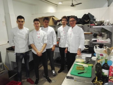 Les élèves participant au concours: Victor Pereira, Alexis Binabout, Daniel Calderon et Augustin Waterschoot, accompagnés de leur professeur de production culinaire M René Van Sevenant Les élèves participant au concours: Victor Pereira, Alexis Binabout, Daniel Calderon et Augustin Waterschoot, accompagnés de leur professeur de production culinaire M René Van Sevenant