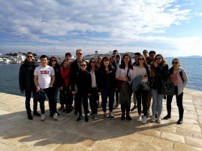 La classe de terminale STHR avec leurs professeurs en visite de Split, ville balnéaire de la côte croate La classe de terminale STHR avec leurs professeurs en visite de Split, ville balnéaire de la côte croate