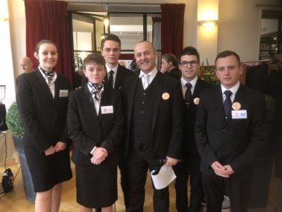 Des élèves de la section service du lycée Jean Drouant aux Trophée Delair avec Emmanuel Fournis