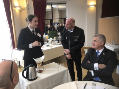 Une candidate en plein argumentaire avec Denis Courtiadre et Mickaêl MC Cauley