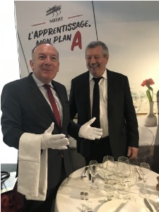 Le président du Medef lors de l'atelier sur le service en salle, à ses côtés Roland Héguy. Le président du Medef lors de l'atelier sur le service en salle, à ses côtés Roland Héguy.