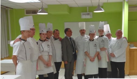 Le 1er à gauche : Vincent Feugère du CFA du Roannais avec les autres candidats et le jury Le 1er à gauche : Vincent Feugère du CFA du Roannais avec les autres candidats et le jury