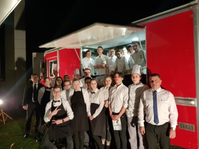 Menu « Food Truck » par les Bac Pro du lycée hôtelier Marguerite Yourcenar Menu « Food Truck » par les Bac Pro du lycée hôtelier Marguerite Yourcenar