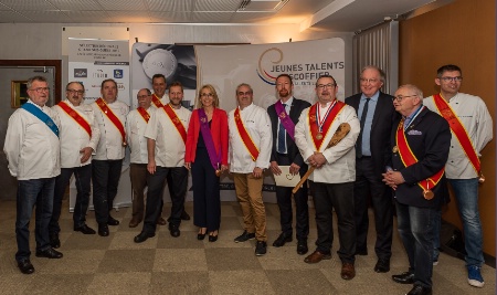 Les quatre nouveaux membres : Stéphane Augé MOF, Echarpe Rouge, Fréderic Autef, Echarpe Rouge, Brigitte Larrose, Echarpe Lie de Vin, Xavier Tamboise, Echarpe Lie de vin