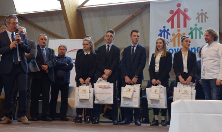 Arnaud Donckele (à gauche) avec les étudiants auteurs des meilleurs rapports de stages : « Ici, à Saint-Chély, vous avez l'avantage de pouvoir vous concentrer sur vos études sans être trop perturbés par les distractions ». Arnaud Donckele (à gauche) avec les étudiants auteurs des meilleurs rapports de stages : « Ici, à Saint-Chély, vous avez l'avantage de pouvoir vous concentrer sur vos études sans être trop perturbés par les distractions ».