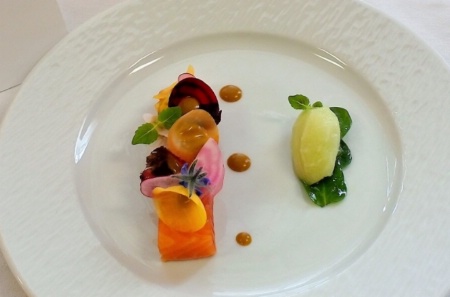Le plat d'Aymeric : Saumon fumé snacké, bouquet croquant de légumes du Clos Simon, condiment au miel Savora, sorbet pomme verte Becherovka.