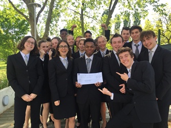 les T STHR du lycée Antonin Carême brandissent fièrement le chèque les T STHR du lycée Antonin Carême brandissent fièrement le chèque