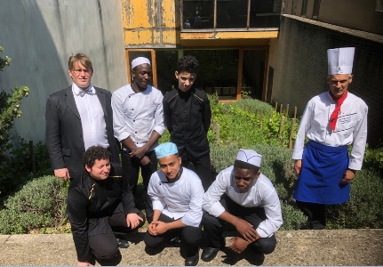 les CAP et leur professeur Laurent Carlier et Hubert Lozac'h devant les vignes du lycée Belliard