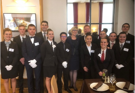 L'ensemble des candidat avec Chantal Wittmann professeur au lycée Dumas d'Illkirch et MOF Maître d'hôtel