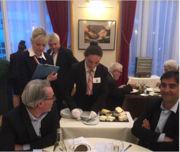 Une candidate en pleine épreuve devant des jurés prestigieux