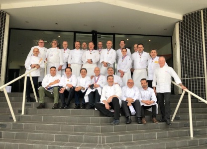 Le jury prestigieux du concours Mof cuisine froide devant l'entrée du lycée René Auffray Le jury prestigieux du concours Mof cuisine froide devant l'entrée du lycée René Auffray