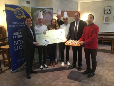 remise du chèque à Mme Rowanka, présidente de l'association Autisme 87 remise du chèque à Mme Rowanka, présidente de l'association Autisme 87