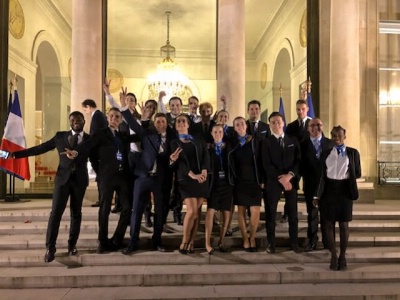 Les apprentis serveurs de l'EPMT sur le perron de l'Elysée Les apprentis serveurs de l'EPMT sur le perron de l'Elysée