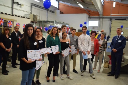 Les jeunes qui partent en mobilité avec le programme Erasmus + obtiennent une ou plusieurs attestations (Europro, Europass Les jeunes qui partent en mobilité avec le programme Erasmus + obtiennent une ou plusieurs attestations (Europro, Europass