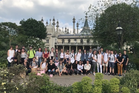 Les élèves du lycée Val de Loire devant le Royal Pavillon Les élèves du lycée Val de Loire devant le Royal Pavillon