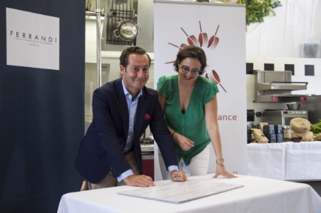 Bruno de Monte (Ferrandi) et Célia Tunc (Collège culinaire de France) signent la Charte de saisonnalité à l'école Ferrandi Bruno de Monte (Ferrandi) et Célia Tunc (Collège culinaire de France) signent la Charte de saisonnalité à l'école Ferrandi