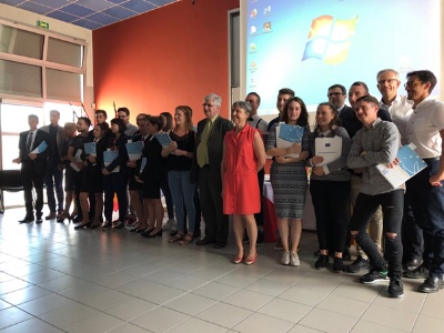 Les dix Huit élèves du Lycée Edouard Branly recevant leur document Europass