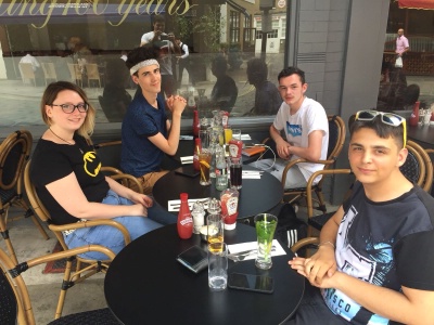 Sarah, Jonathan Dorian, Adrien en attendant le Fish and chips ! Sarah, Jonathan Dorian, Adrien en attendant le Fish and chips !