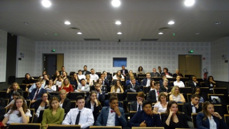 les étudiants de l'Ecole Hôtelière du Périgord dans l'amphithéâtre les étudiants de l'Ecole Hôtelière du Périgord dans l'amphithéâtre
