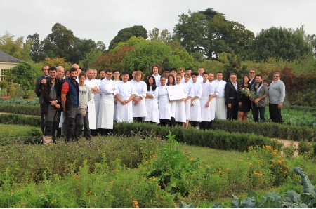En présence de porte-paroles du Collège Culinaire de France (Stéphane Jégo - Chef du restaurant L'Ami Jean à Paris, Joël Thiébault - Maraîcher, Régis Douysset - Chef du restaurant L'Angélique à Versailles), d'Alain Baraton (Jardinier en Chef du Potager de la Reine) et des élèves de DUCASSE Education, Cyril Lanrezac (Directeur de DUCASSE Education) et Célia TUNC (Secrétaire Générale du Collège Culinaire de France)