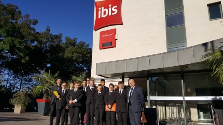 La classe APR du lycée hôtelier de Canteleu devant l'hôtel Ibis Champs de Mars La classe APR du lycée hôtelier de Canteleu devant l'hôtel Ibis Champs de Mars