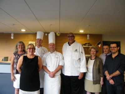 Le chef Kévin Belton (au centre) entouré de l'équipe du LHO.
