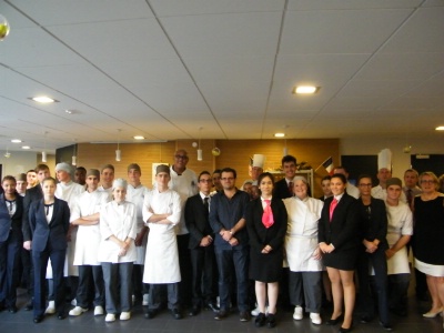 Le chef Kevin Belton (au 2e rang) au milieu des lycéens et professeurs.
