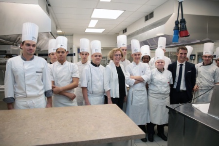 En septembre, Muriel Pénicaud est allée à la rencontre de nombreux apprentis dans les différents métiers. C'est à Avignon qu'elle a rencontré la filière de l'hôtellerie et de la restauration. En septembre, Muriel Pénicaud est allée à la rencontre de nombreux apprentis dans les différents métiers. C'est à Avignon qu'elle a rencontré la filière de l'hôtellerie et de la restauration.