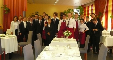 Les sections cuisine et services de seconde bac pro du lycée Valéry Larbaud ont été réunies lors de la journée d'intégration du 21 septembre. Les sections cuisine et services de seconde bac pro du lycée Valéry Larbaud ont été réunies lors de la journée d'intégration du 21 septembre.