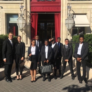 Les élèves du lycée de Dugny devant La réserve Paris